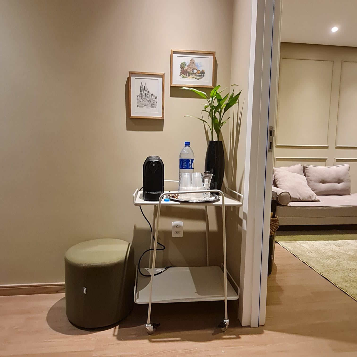 2024.06.20_Sala de espera com cafeteira.jpeg