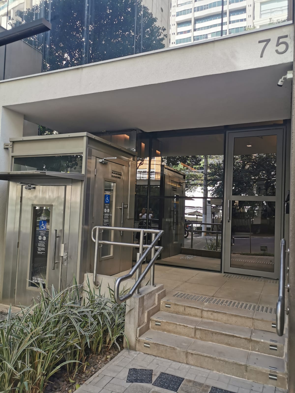 2024.06.18_Entrada exterior predio.jpeg